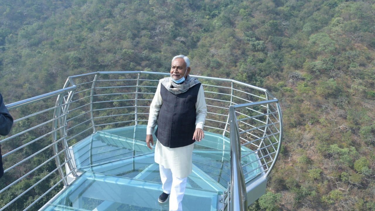 બિહારના સીએમ નીતિશ કુમારને JDUના રાષ્ટ્રીય અધ્યક્ષ બનાવવામાં આવ્યા છે. શુક્રવારે જેડીયુ રાષ્ટ્રીય પરિષદની બેઠકમાં આ નિર્ણયને મંજૂરી આપવામાં આવી હતી. પાર્ટીના નેતા લાલન સિંહે નીતિશ કુમારને અધ્યક્ષ બનાવવાની જાહેરાત કરી. લલન સિંહે કહ્યું કે નીતીશ કુમાર 2020માં સીએમ બનવા માંગતા ન હતા પરંતુ જ્યારે પીએમએ ફોન કરીને તેમના પર દબાણ કર્યું ત્યારે તેમણે પદ સ્વીકાર્યું.