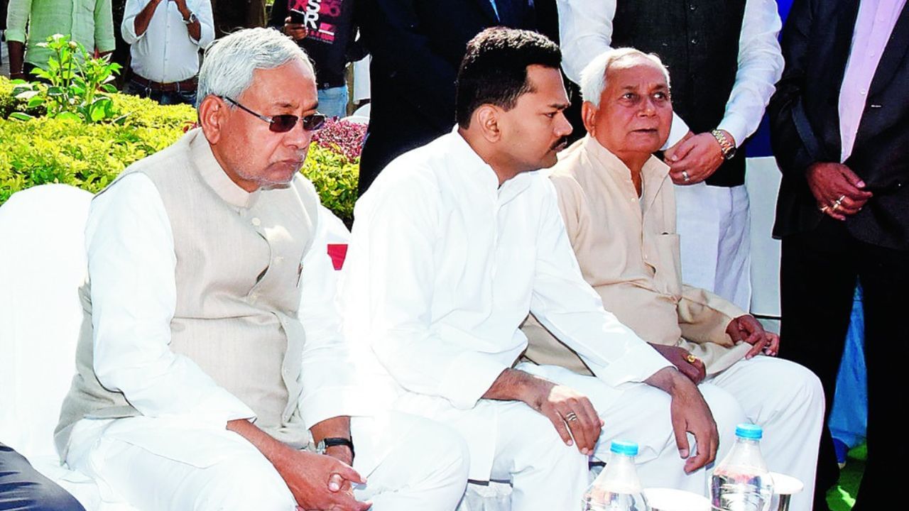 નીતીશ અને મંજુને એક પુત્ર નિશાંત કુમાર છે. નિશાંતે બીઆઈટી મેસરામાંથી એન્જિનિયરિંગનો અભ્યાસ કર્યો છે. નિશાંત હંમેશા રાજકારણથી દૂર રહેતો હતો. તે ક્યારેય તેના પિતા સાથે રાજકીય સભા કે રાજકીય કાર્યક્રમોમાં જોવા મળતા નથી. નિશાંતે પોતે પણ જાહેરાત કરી છે કે તે તેના પિતાની જેમ ક્યારેય રાજકારણમાં નહીં આવે