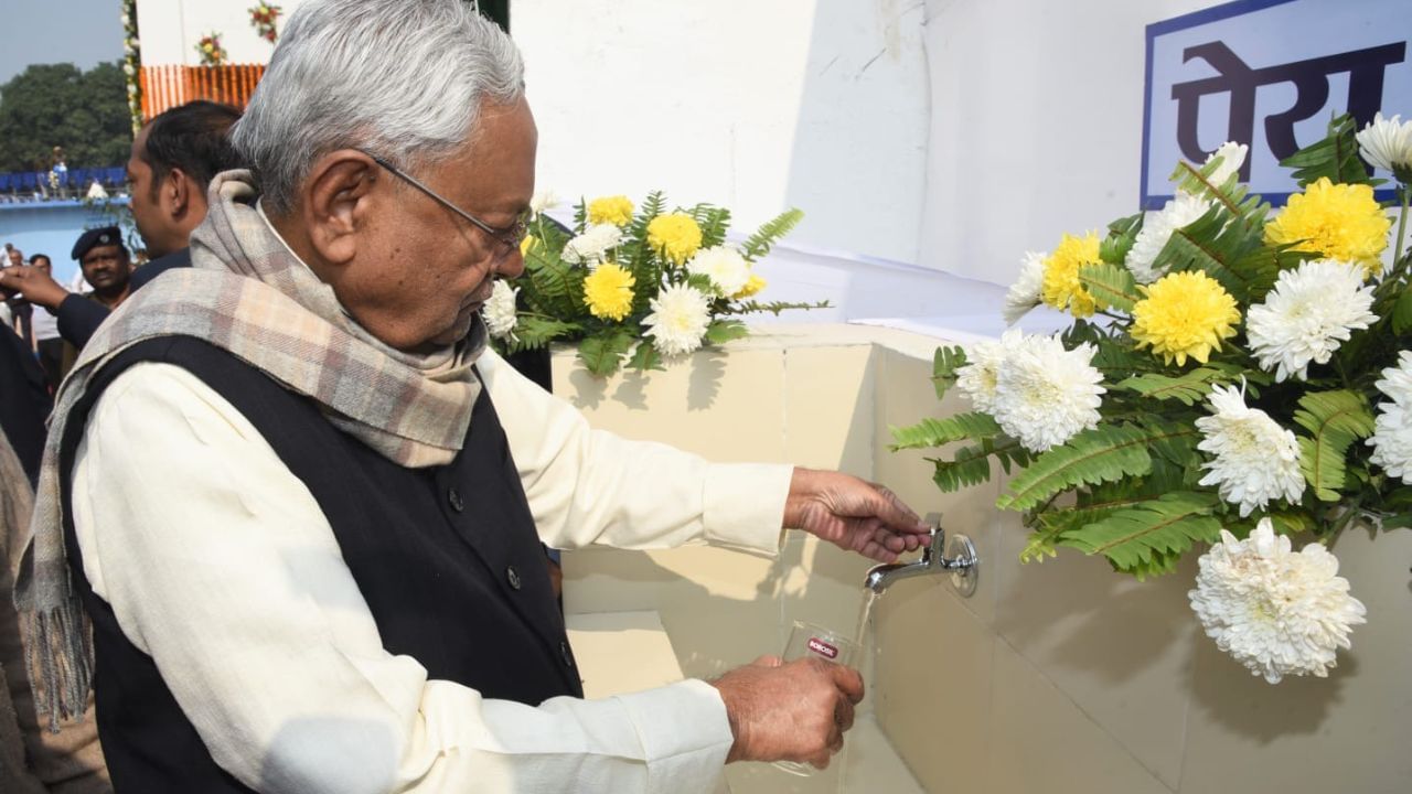 નીતીશ કુમારે 10મા ધોરણ સુધી અભ્યાસ કર્યો, બાદમાં વર્ષ 1972માં બિહાર કોલેજ ઓફ એન્જિનિયરિંગ (હવે NIT પટના)માંથી મિકેનિકલ એન્જિનિયરિંગની ડિગ્રી લીધી. અભ્યાસ બાદ તેમણે બિહાર વિદ્યુત બોર્ડમાં નોકરી કરવાનું શરૂ કર્યું હતુ. ત્યાર બાદ તેમણે રાજકારણમાં પ્રવેશ કર્યો.