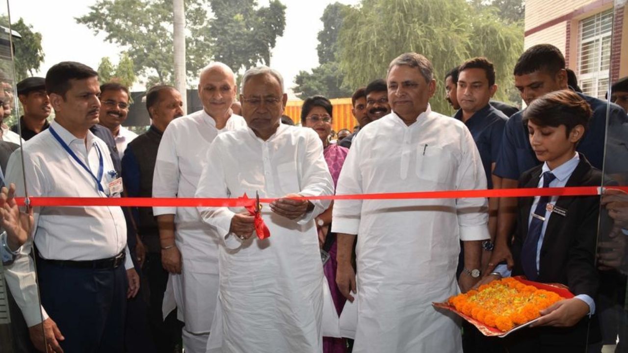 નીતીશ કુમાર 2005 સુધી સમતા પાર્ટીના અને 1989 થી 1994 સુધી જનતા દળના સભ્ય હતા. કુમારે સૌપ્રથમ જનતા દળના સભ્ય તરીકે રાજકારણમાં પ્રવેશ કર્યો, 1985માં ધારાસભ્ય બન્યા. સમાજવાદી કુમારે જ્યોર્જ ફર્નાન્ડિસ સાથે મળીને 1994માં સમતા પાર્ટીની સ્થાપના કરી. 1996માં તેઓ લોકસભા માટે ચૂંટાયા હતા, અને અટલ બિહારી વાજપેયીની સરકારમાં કેન્દ્રીય મંત્રી તરીકે સેવા આપી હતી,