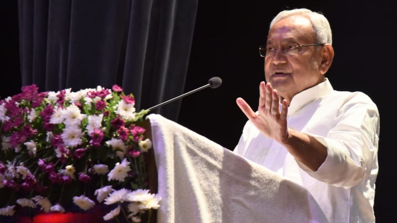 તેમની પાર્ટી નેશનલ ડેમોક્રેટિક એલાયન્સમાં જોડાઈ હતી. 2003માં તેમનો પક્ષ જનતા દળ (યુનાઈટેડ)માં ભળી ગયો અને નીતીશ કુમાર તેના નેતા બન્યા. 2005માં, NDAએ બિહાર વિધાનસભામાં બહુમતી મેળવી અને નીતીશ કુમાર ભારતીય જનતા પાર્ટી સાથે ગઠબંધનનું નેતૃત્વ કરતા મુખ્ય પ્રધાન બન્યા.