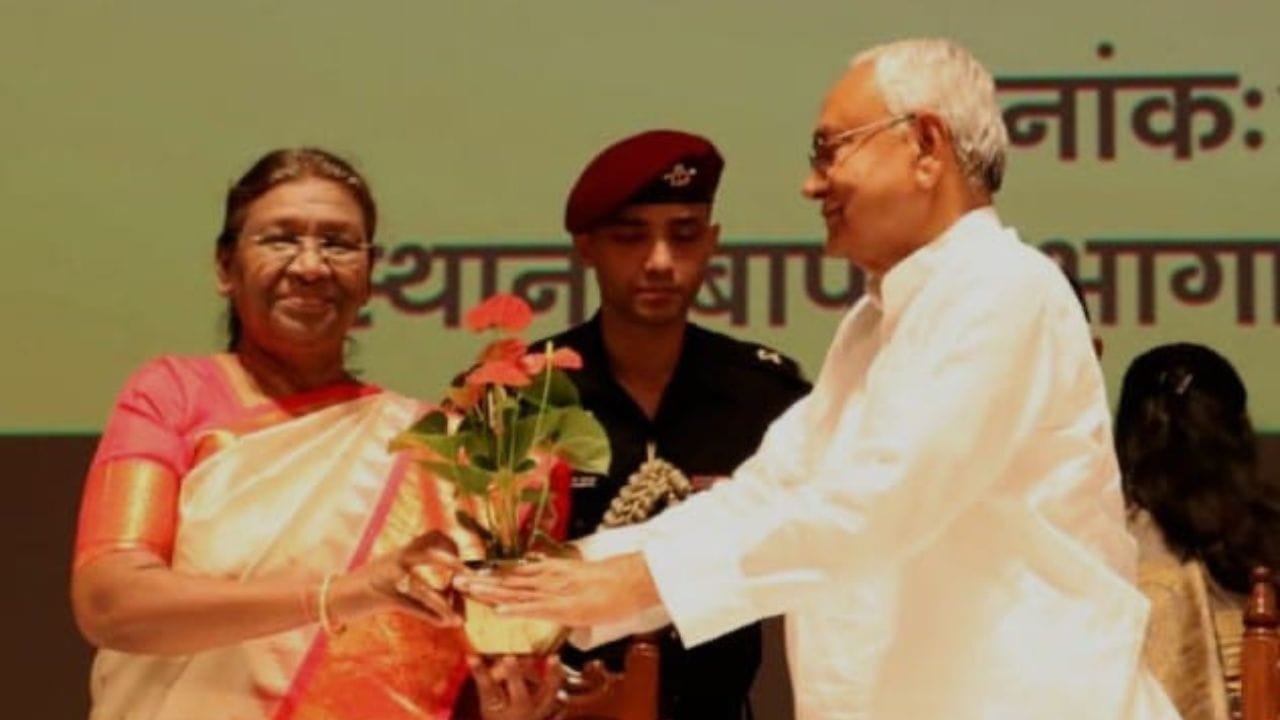 માર્ચ 2000માં નીતીશ કુમાર પ્રથમ વખત બિહારના મુખ્યમંત્રી બન્યા હતા. જો કે તેમનો કાર્યકાળ માત્ર સાત દિવસનો જ રહ્યો. આ પછી તેઓ 2005, 2010, 2013, 2015, 2017, 2020 અને 2022માં આઠ વખત મુખ્યમંત્રી રહી ચૂક્યા છે.