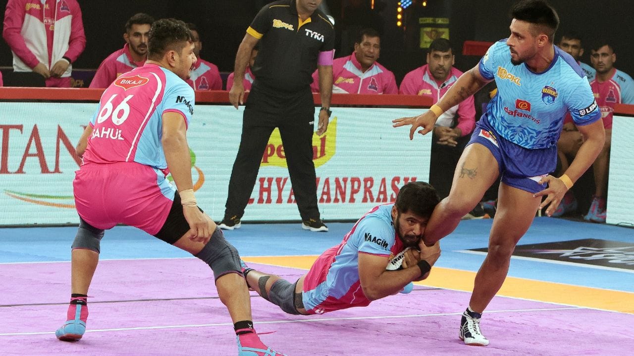 વોરિયર્સ પેન્થર્સના ડિફેન્સ સામે જરાયે નિરાશ થયા ન હતા અને હુમલો કરતા રહ્યા હતા. તેઓએ બીજા હાફની શરૂઆતમાં જ તેનું પરિણામ મેળવ્યું, અને રમતમાં પ્રથમ ઓલ આઉટ કરીને 16-13ની લીડ મેળવી હતી. 