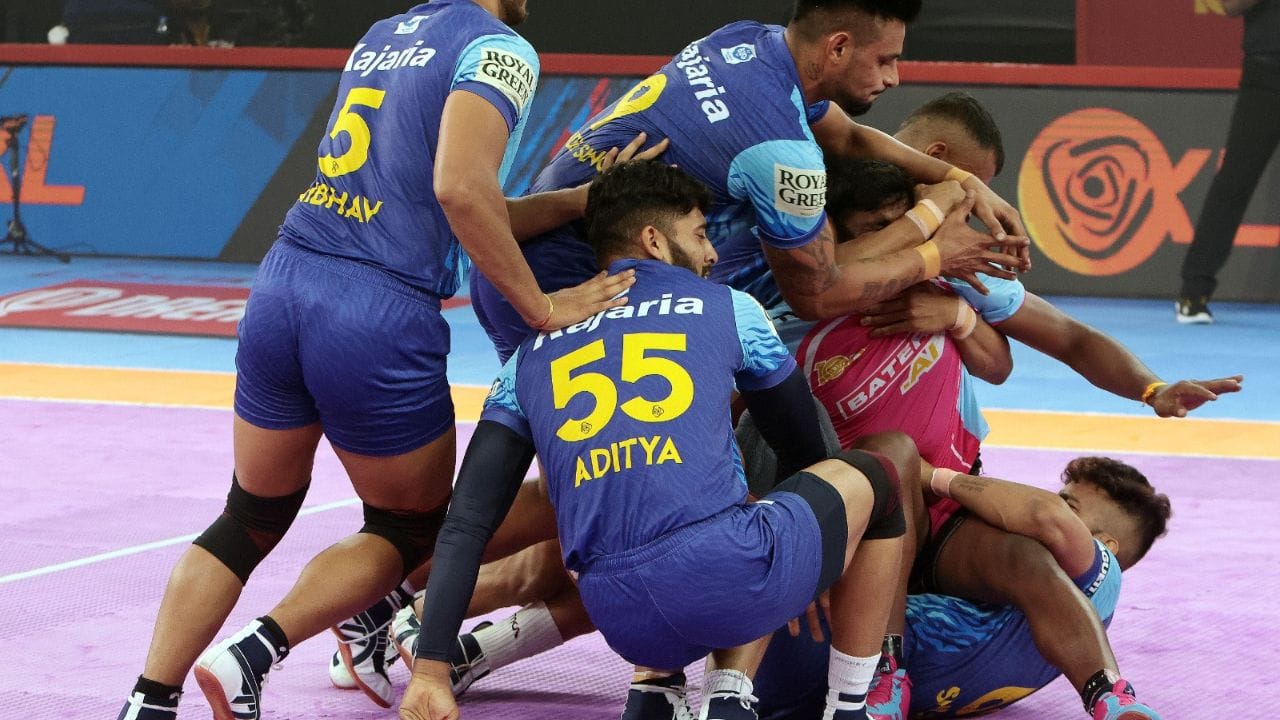 જોકે, પિંક પેન્થર્સને નંબરોથી કોઈ ફરક પડતો ન હતો. અંકુશની આગેવાની હેઠળના તેમના બચાવમાં પહેલા ભાગમાં સળંગ ત્રણ સુપર ટેકલ્સ લોગ કર્યા, જેથી ખાતરી કરી શકાય કે તેઓ હાફ ટાઈમે લીડ જાળવી શકે. પિંક પેન્થર્સનું ડિફેન્સ યુનિટ એટલું પ્રભુત્વ ધરાવતું હતું કે તેમણે 8 ટેકલ પોઈન્ટ સાથે હાફ ટાઇમે 13-9થી સરસાઈ જાળવી હતી.