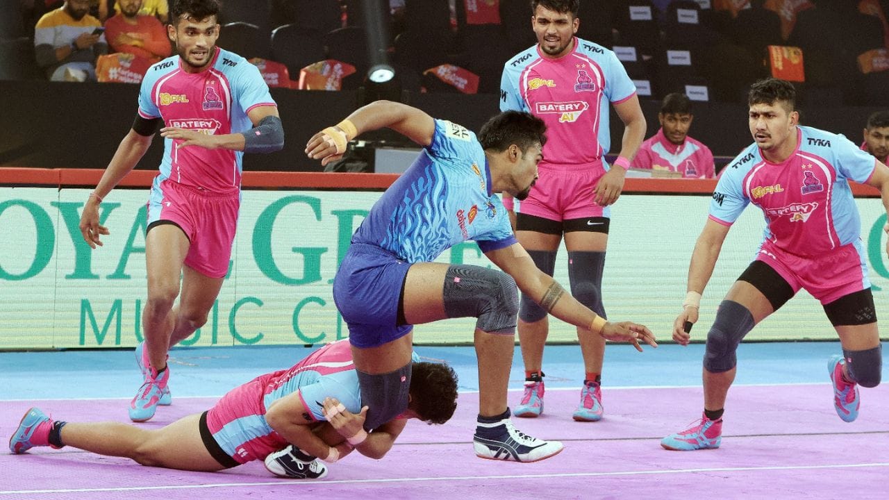 જયપુર પિંક પેન્થર્સે શાનદાર શરૂઆત કરી હતી અને મેચની શરૂઆતની મિનિટોમાં વોરિયર્સને એક પણ પોઇન્ટ લેવા દીધો ન હતો. વોરિયર્સને બોર્ડમાં લાવવા માટે શ્રીકાંત જાધવે ડૂ ઓર ડાયની રેઈડ પર ઉપયોગ કર્યો હતો. ત્યાંથી, વોરિયર્સ સતત મેદાન પર પિંક પેન્થર્સને પોઈન્ટ લેવામાં મર્યાદિત રાખતા હતા, સતત લોગિંગ પોઇન્ટ પર રાખતા હતા. 