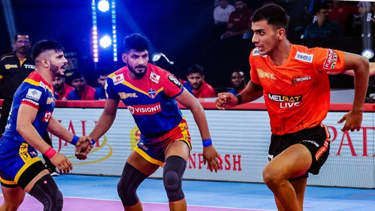 ઈરાની ખેલાડી આમિર મોહમ્મદે યુ મુમ્બાને 12 પોઈન્ટ અપાવ્યા હતા. તેણે કુલ 20 રેઈડ કરી હતી જેમાંથી 10 રેઈડ સફળ રહી હતી. તેણે કુલ 6 ટચ પોઈન્ટ, 5 બોનસ પોઈન્ટ અને 1 ટેકલ પોઈન્ટ મેળવ્યા હતા. (PC - Pro Kabaddi )