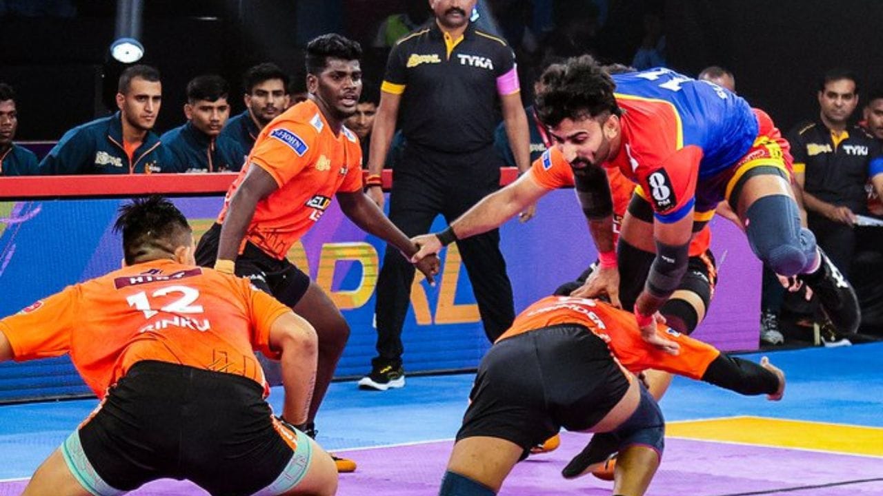  U Mumba 10મી સિઝનમાં પ્રથમ પોઈન્ટ મેળવવા માટે 34-31ના સ્કોરથી રોમાંચક જીત મેળવી છે. અમીર મોહમ્મદ ઝફરદાનેશ તેના PKL ડેબ્યૂમાં ખૂબ જ સારો હતો. ડિફેન્સમાં રિંકુનું વર્ચસ્વ કેટલાક ગુણવત્તાયુક્ત ટેકલ્સ સાથે હતું કારણ કે તેને કેપ્ટન સુરિન્દર સિંઘનો પૂરતો સહકાર મળ્યો હતો.(PC - Pro Kabaddi )