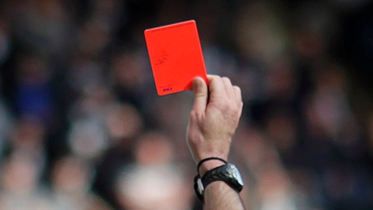 લાલ કાર્ડ છ ફૂટબોલની જેમ, ખેલાડીને આપવામાં આવેલ લાલ કાર્ડનો અર્થ થાય છે મેચના બાકીના સમય માટે સસ્પેન્શન. જ્યારે અમ્પાયર તે ખેલાડીને આપે છે, ત્યારે વિરોધી ટીમને ટેકનિકલ પોઈન્ટ આપવામાં આવે છે. ટીમ સસ્પેન્ડેડ ખેલાડીને બદલી શકતી નથી તેથી સસ્પેન્ડેડ ખેલાડીની ટીમ તેમને સમર્થન આપવા માટે એક ઓછા સભ્ય સાથે ચાલુ રાખે છે. જ્યારે સસ્પેન્ડેડ ખેલાડી મેદાનમાં આવશે ત્યારે સસ્પેન્શન શરૂ થશે. જો કોઈ ખેલાડીને મેદાનની બહાર મોકલવામાં આવે છે અને તેને રેડ કાર્ડ મળે છે, તો તેનું નુકસાન તે મેદાન પર હોય ત્યારે જ ઉઠાવવામાં આવશે. PKL ચેતવણી અને સસ્પેન્શન કાર્ડ્સમાં લાલ કાર્ડ સૌથી ખતરનાક છે.