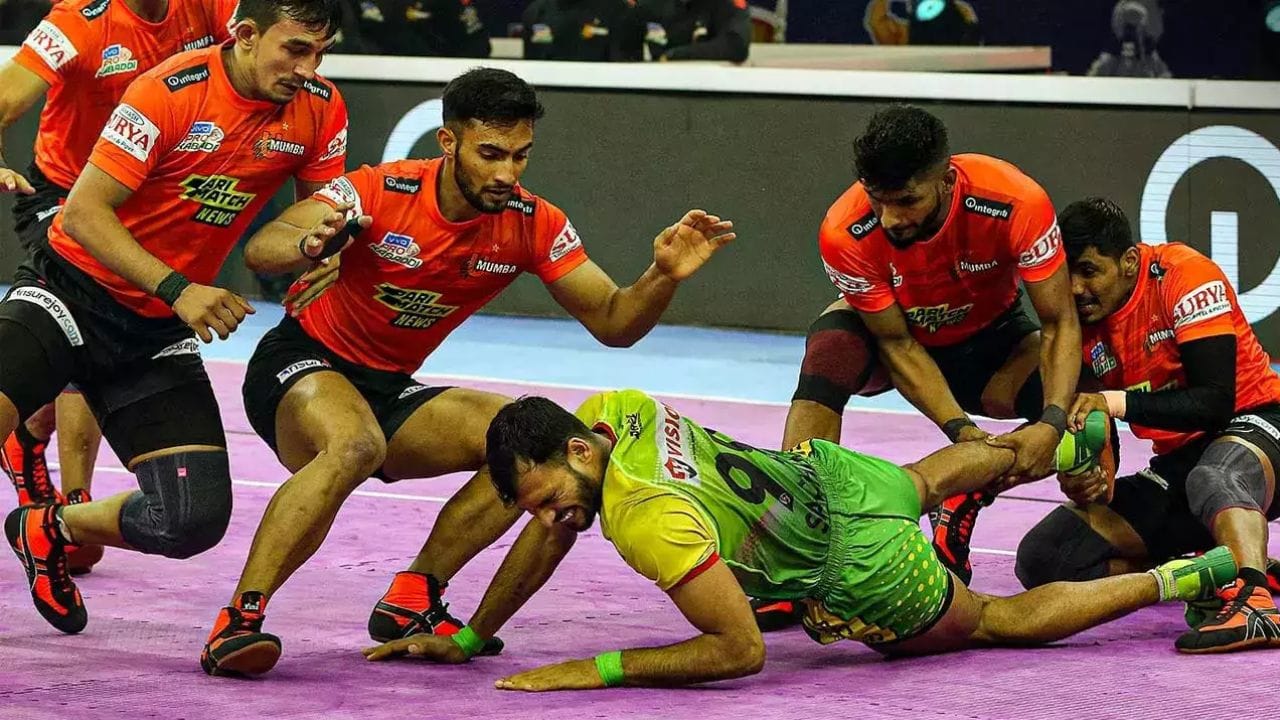 આ સિવાય અમુક જેવા કે લડવુ ઝઘડવુ, નિયમો તોડવા, રેફરી સાથે દલીલ કરવી તેમાં પણ આમાંથી કોઈ કાર્ડ રેફરી બતાવી શકે છે અને ખેલાડીને વોરનિંગ કે પછી ગેમમાંથી બાહર કરી શકે છે. તેઓ તેનો ઉપયોગ રમતા ટીમના કોચ સામે પણ કરી શકે છે. બંને પક્ષો નીચેના કારણોસર આમાંથી એક કાર્ડ પ્રાપ્ત કરી શકે છે: