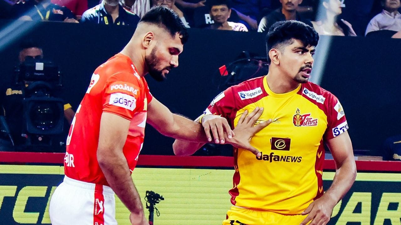 સોનુ બીજા હાફમાં રેઇડમાં જાય છે. લંકી ધાડપાડુને નીચે પછાડવામાં આવ્યો હતો પરંતુ લાગે છે કે તેણે કંઈક અકલ્પનીય કર્યું છે કારણ કે તેના હાથ મધ્ય રેખાને ઓળંગી ગયા છે. તેને કેટલા મળે છે? રેફરીઓ પાંચ રેઇડ પોઇન્ટ આપે છે! પવન સમીક્ષા માટે જાય છે. વિડિયો રેફરલ એવું લાગે છે કે સોનુને આ સિઝનના તેના પ્રથમ રેઇડમાં સંપૂર્ણ પાંચ પોઈન્ટ મળશે! હા, સમીક્ષા અસફળ છે કારણ કે તે સોનુ અને ગુજરાત માટે એક વિશાળ પાંચ-પોઇન્ટર છે. PC - Pro Kabaddi )