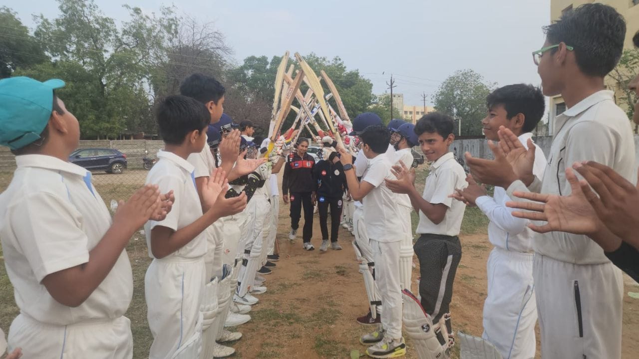 વીણા વણઝારા શહેરાના ખોજલવાસા ગામના અંતરિયાળ વિસ્તારમાં રહેતા સામાન્ય પરિવારમાંથી આવે છે. તેના પિતા ટ્રક ડ્રાઇવર અને ખેતી કામ કરે છે.