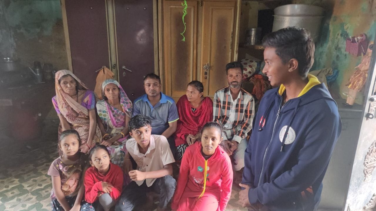 ગોધરાના ભૂરાવાવ વિસ્તારમાં રહેતી હિરલ સોલંકીની વાત કરવામાં આવે તો તેના પિતા સ્વીપર તરીકે કામ કરે છે. બે ટાઈમ જમવાનું પણ માંડ મળતું એવા પરિવારની આ દીકરીને બાળપણથી જ ક્રિકેટ રમવાનો શોખ હતો.