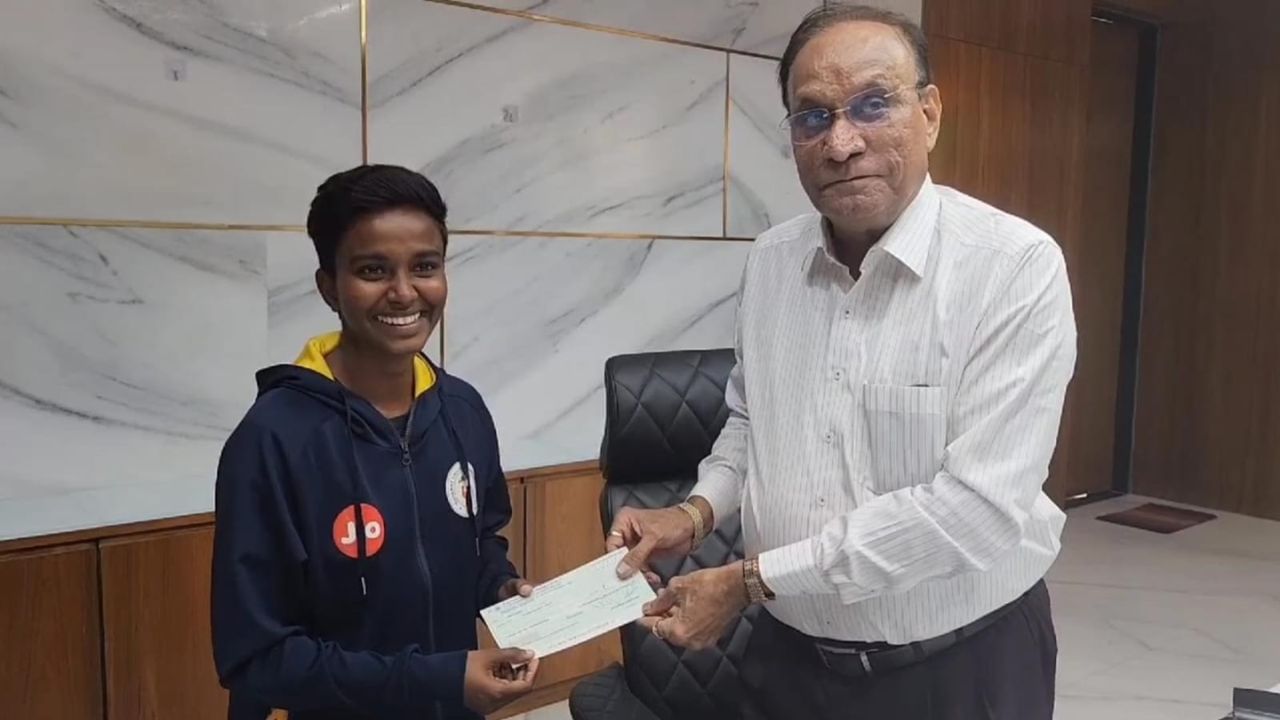 પંચમહાલની બંને યુવતીઓએ ટુર્નામેન્ટમાં જતાં પહેલાં ગુજરાત વિધાનસભાના ઉપાધ્યક્ષ જેઠાભાઇ ભરવાડની શુભેચ્છા મુલાકાત લીધી હતી. (With Input - Nikunj Patel)