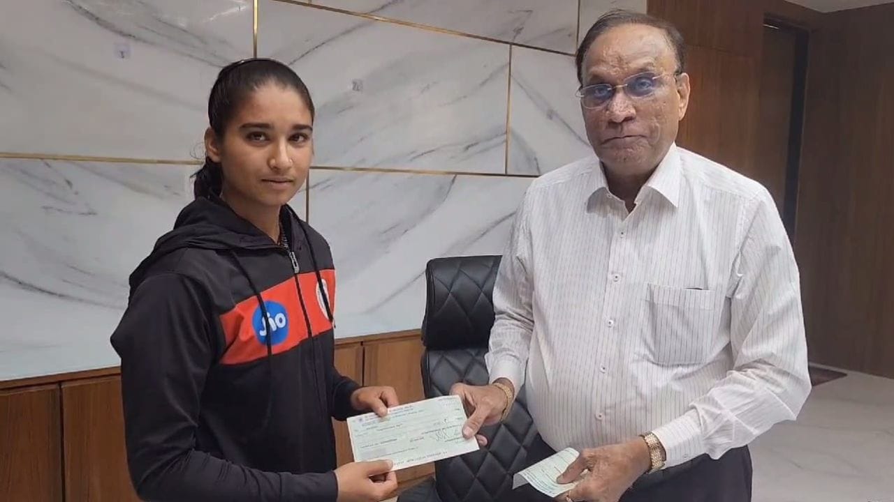 આ બંને યુવતીઓ મુંબઈ ખાતે શરૂ થઈ રહેલી આંતરરાજ્ય ક્રિકેટ ટુર્નામેન્ટમાં ભાગ લેવા જશે. રાજ્યના 18 જીલ્લામાંથી આવતી ખેલાડીઓ પૈકી ગુજરાત ક્રિકેટ એસોસિએશન દ્વારા પસંદગી કરવામાં આવે છે, જેમાં પંચમહાલની ગરીબ પરિવારની બે દીકરીઓની પસંદગી થઈ છે. 