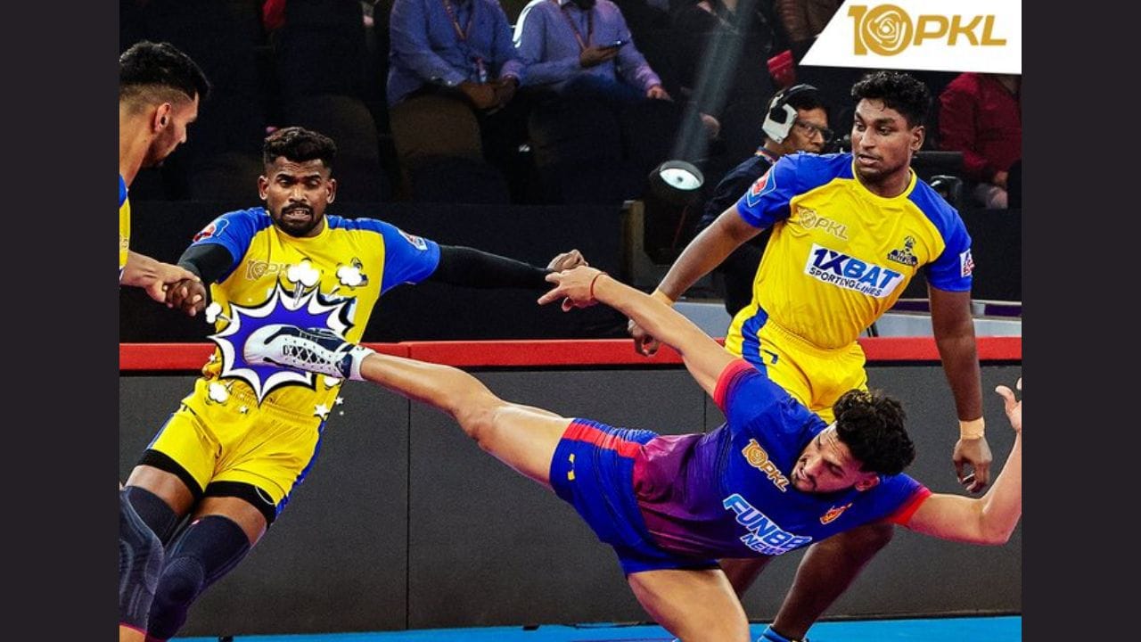 આ બાદ ધીરે ધીરે મેચ અગાળ વધતાં દબંગ દિલ્હી બે વાર ઓલઆઉટ થઈ હતી. જોકે આમથી એક વાર ઓલઆઉટ કરવામાં અજિંક્ય પાવરનો મોટો હાથ હતો.