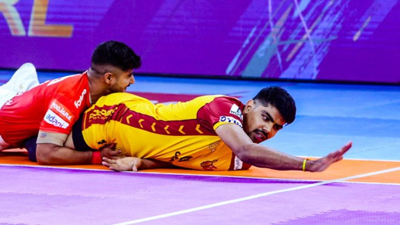 ફેઝલ અત્રાચલી ગુજરાત જાયન્ટ્સ ટીમના કેપ્ટન છે જ્યારે તેલુગુ ટાઈટન્સની ટીમના કેપ્ટન પવન સહેરાવત છે.