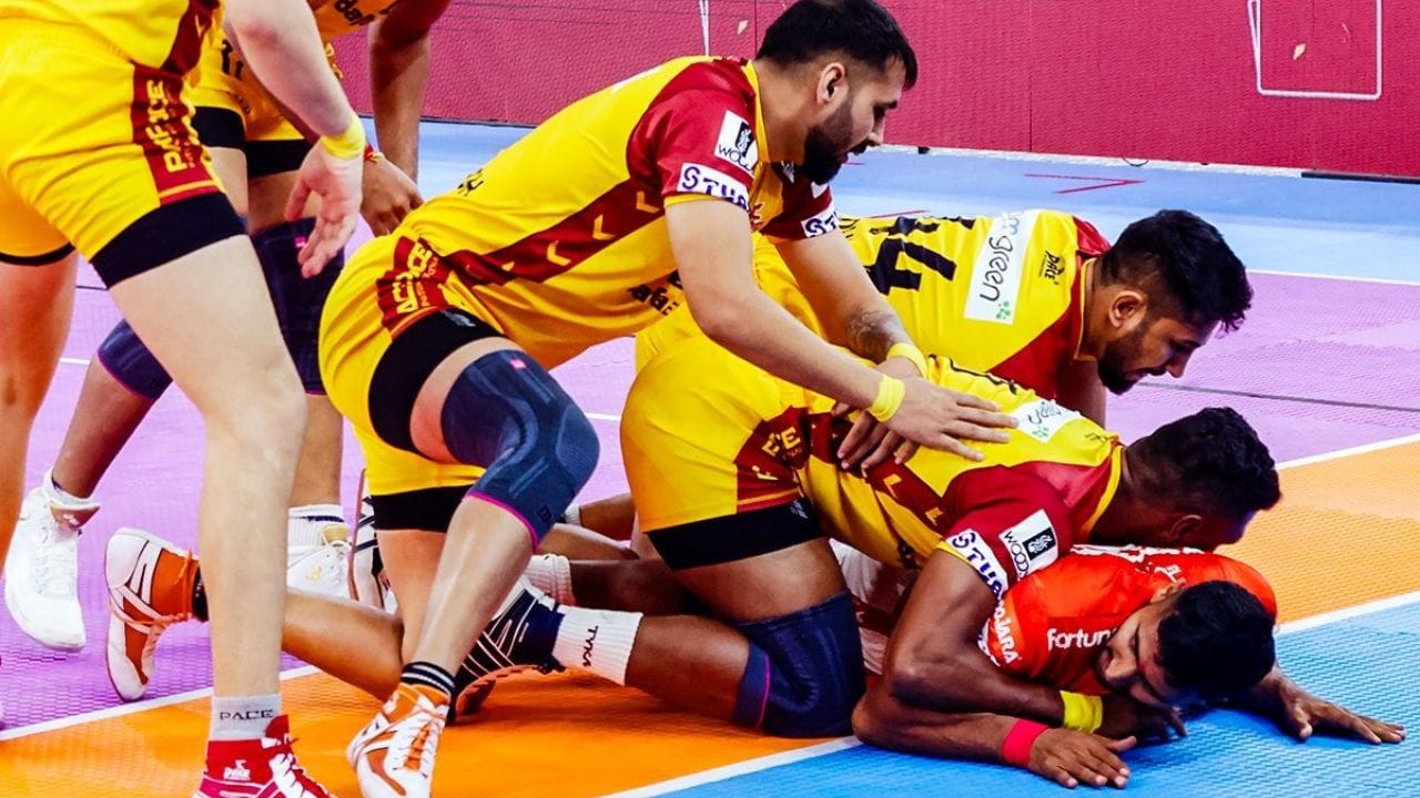 આજની પહેલી મેચ સેકન્ડ હાફ માં રોમાંચક બની હતી. જેમાં સોનું જગલાન આજનો હીરો રહ્યો હતો. કારણ કે પહેલા ગુજરાત જાયન્ટ્સ અને તેલુગુ ટાઈટન્સમાં 13-16 નો સ્કોર હતો જે સોનુંની સુપર રેડ બાદ 18-16 થયો હતો. કારણ કે તેને રેડ દરમ્યના 5 પોઈન્ટ મેળવ્યા હતા. 