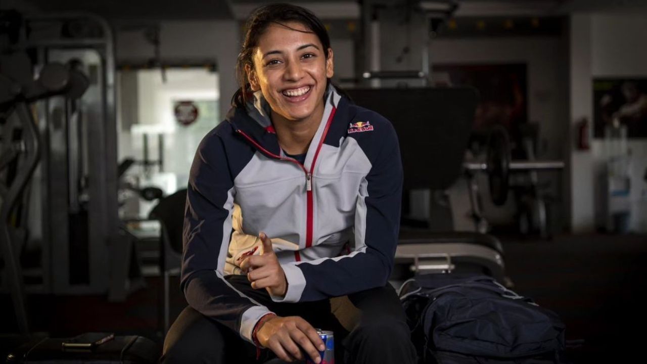 સ્મૃતિ મંધાનાનો જન્મ 18 જુલાઈ 1996ના રોજ સ્મિતા અને શ્રીનિવાસ મંધાનાના ઘરે થયો હતો.સ્મૃતિ મંધાનાએ તેમનું સ્કૂલિંગ અને ગ્રેજ્યુએશન મહારાષ્ટ્રમાં મેળવ્યું છે. સ્મૃતિ મંધાના ચિંતામનરાવ કોલેજ ઓફ કોમર્સમાંથી B.Com ની ડિગ્રી મેળવી છે.