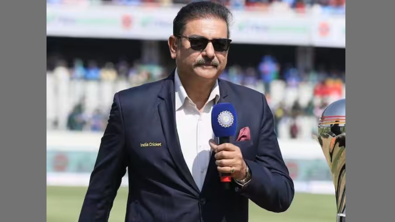 રવિ શાસ્ત્રી - કોમેન્ટ્રી જગતના સચિન તેંડુલકર કહેવાતા રવિ શાસ્ત્રી પોતાની એક સીઝન માટે સૌથી વધુ 56.93 કરોડ રૂપિયા લે છે. જ્યારે આઈપીએલ 2017 સુધી તેમને IPLની એક સિઝન માટે લગભગ 4 કરોડ રૂપિયા મળતા હતા.