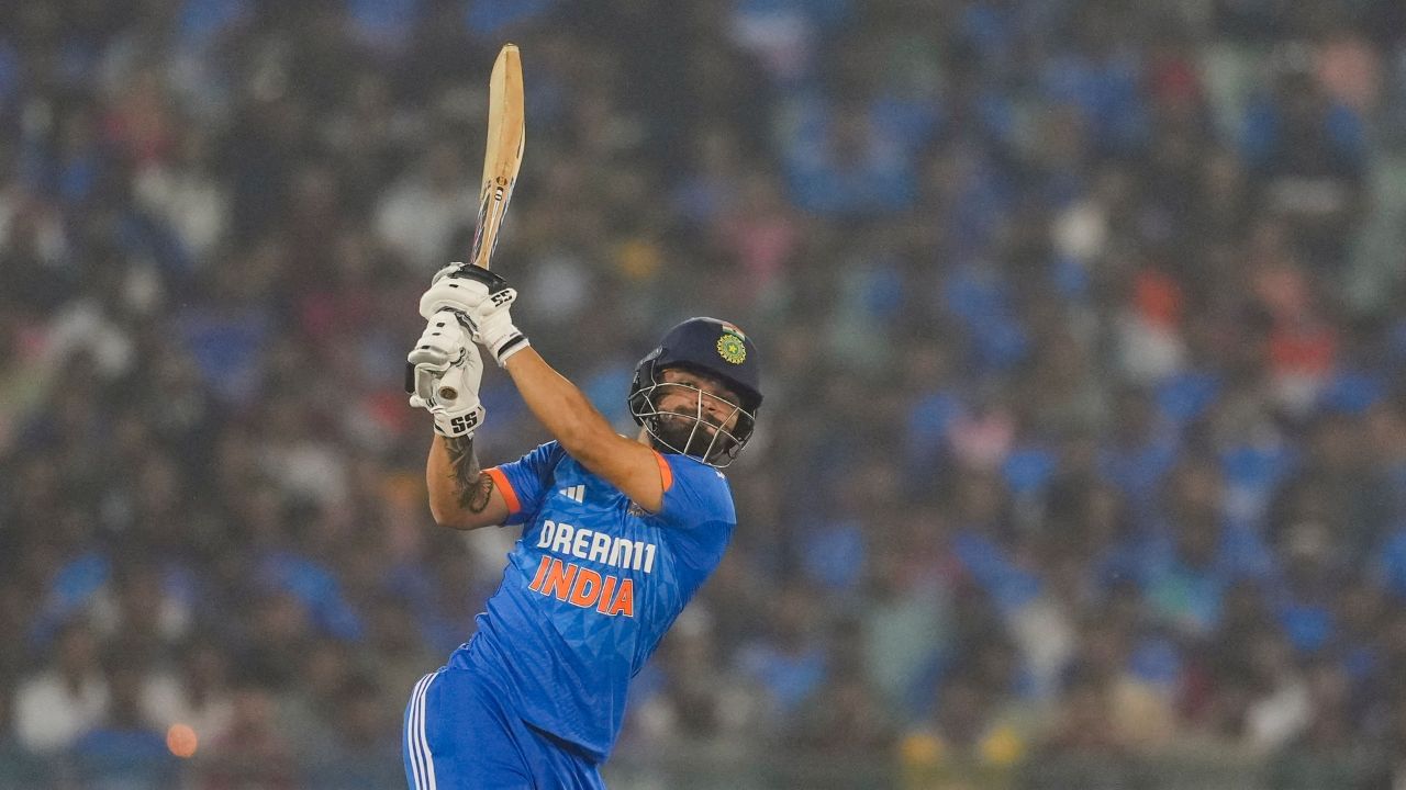 પહેલી ઓસ્ટ્રેલિયા સામેની મેચમાં રિંકુની આ સ્ફોટક ફિનિશે બધાને રોમાંચિત કરી દીધા અને રિંકુ પણ ખુશ થઈ ગયો હતો ત્યાર બાદ ખબર પડી કે રિંકુની સિક્સર પણ ગણાઈ નહોતી. જેના કારણે રિંકુને 6 રનનું નુકસાન થયું હતું. જો કે, રિંકુને તેનું ભાગ્યે જ દુખ થયું હશે, કારણ કે તેણે તે કામ કર્યું હતું જેના માટે તેને ટીમમાં રાખવામાં આવ્યો હતો. તેને ટીમમાં ફિનિશર તરીકે રાખવામાં આવ્યો છે.