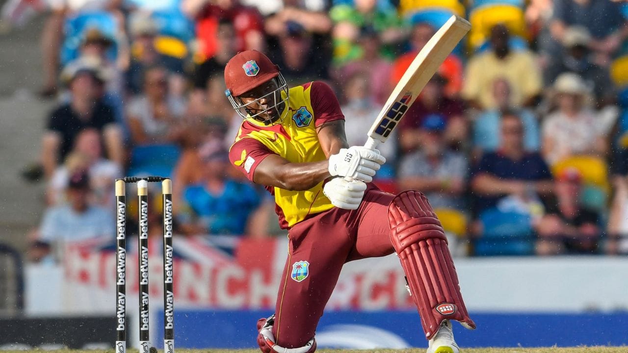 રોવમેન પોવેલ અને તેની બહેનનું પાલનપોષણ તેની માતાએ કર્યો હતો. પોવેલની માતાએ તેના પુત્ર અને પુત્રીને શિક્ષિત કરવા માટે અન્ય લોકોના ઘરે કપડાં પણ ધોયા હતા. રોવમેન પોવેલ પણ બકરી ચરાવવા જતો હતો. આમાંથી તે થોડા પૈસા કમાઈ લેતો હતો. રાઈટ હેન્ડ મિડલ ઓર્ડર બેટ્સમેન પોવેલનો જન્મ જમૈકાના ઓલ્ડ હાર્બરના બેનિસ્ટર ડિસ્ટ્રિક્ટમાં 23 જુલાઈ 1993ના રોજ થયો હતો.