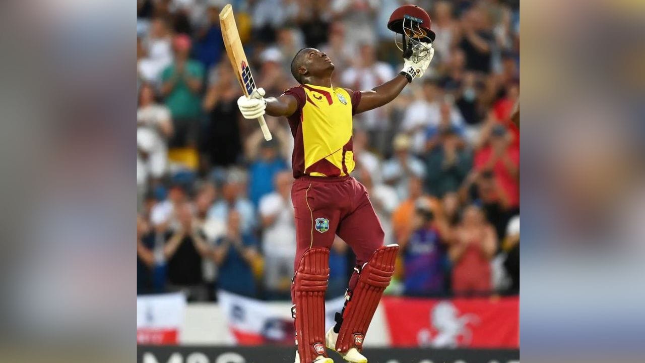 રોવમેન પોવેલના પરિવારમાં તેની માતા અને તેની નાની બહેનનો સમાવેશ થાય છે. તે તેની માતાને તેના પિતા માને છે. એક ઈન્ટરવ્યુમાં પોવેલે કહ્યું હતું કે જ્યારે પણ તે મુશ્કેલીમાં આવે છે ત્યારે તે વિચારે છે કે આ કામ તે તેની માતા અને બહેન માટે કરી રહ્યો છે. 