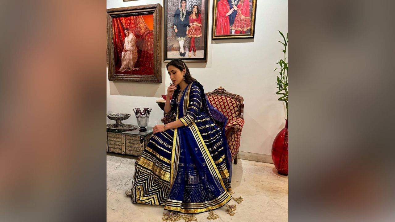 તે સોફા પર નાજુક રીતે બેસીને પોઝ આપી રહી છે. દેશી લૂકમાં ફેન્સ તેની સ્ટાઈલના વખાણ કરી રહ્યા છે. (Image: Instagram)