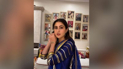 સારાએ બ્લૂ કલરનો સૂટ પહેર્યો હતો. તેણે ઘરમાં લીધેલી તસવીરો શેર કરી. બેકગ્રાઉન્ડમાં તેની માતા અને ભાઈની ફોટો ફ્રેમ છે. (Image: Instagram)