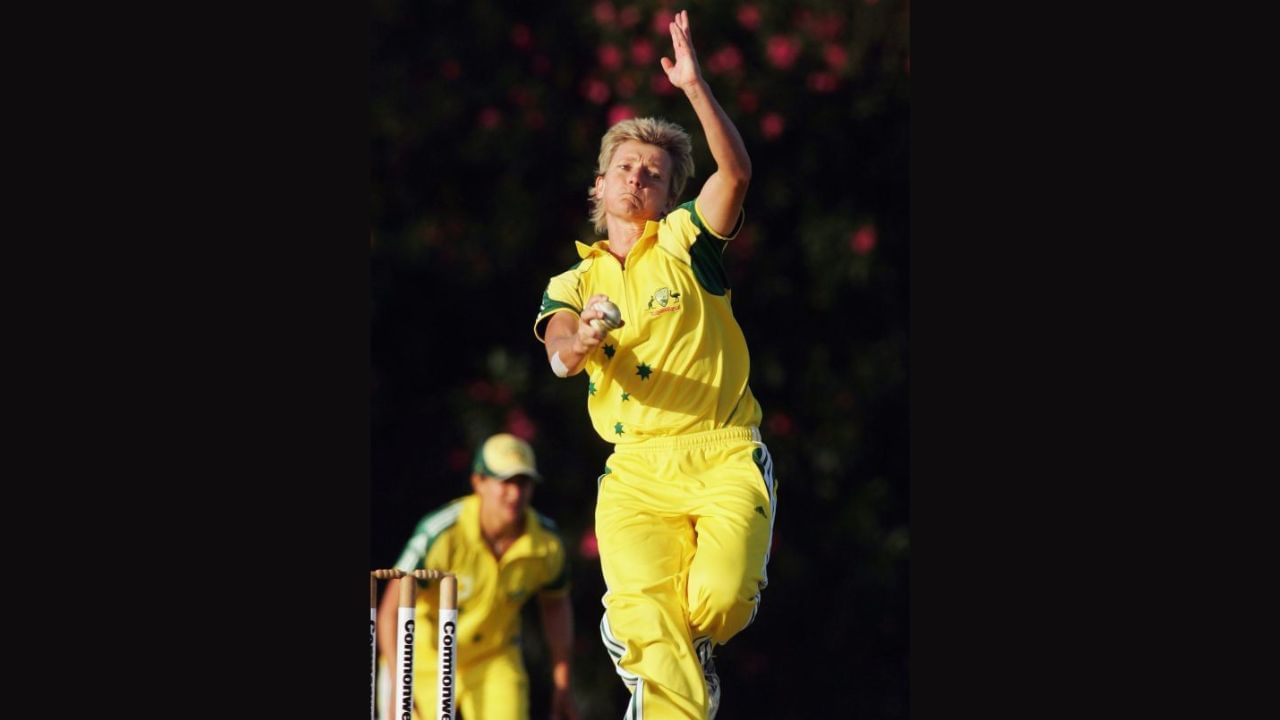 4 માર્ચ 1968ના રોજ જન્મેલી ઓસ્ટ્રેલિયન ક્રિકેટર કેથરીન લોરેન  તે વિશ્વની સૌથી ફાસ્ટ મહિલા બોલર તરીકે જાણીતી હતી, અને તે વન-ડે ઈન્ટરનેશનલમાં 100 વિકેટ ઝડપનાર પ્રથમ મહિલા હતી.  કેથરીન લોરેન ફિટ્ઝપેટ્રિકની બોલની સ્પીડ 132 કિમી/કલાક હતી.