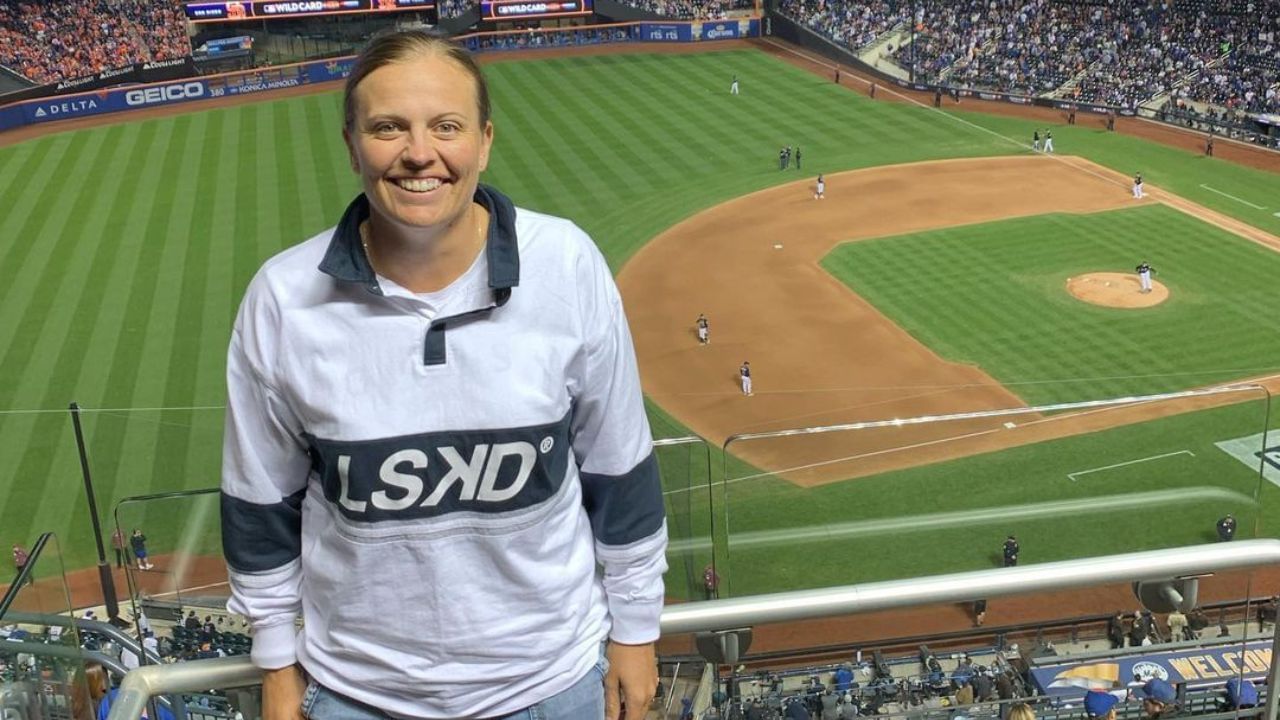 ન્યૂઝીલેન્ડની લે તાહુહુ 126 કિમી પ્રતિ કલાકની સ્પીડ સાથે મહિલા ક્રિકેટમાં સૌથી ઝડપી બોલર છે. તે જમણા હાથની ફાસ્ટ બોલર છે. તેણે વનડેમાં 104 અને ટી20માં 78 વિકેટ ઝડપી છે.   લે તાહુહુની બોલિંગ સ્પીડ 122 કિમી રહી ચૂકી છે.