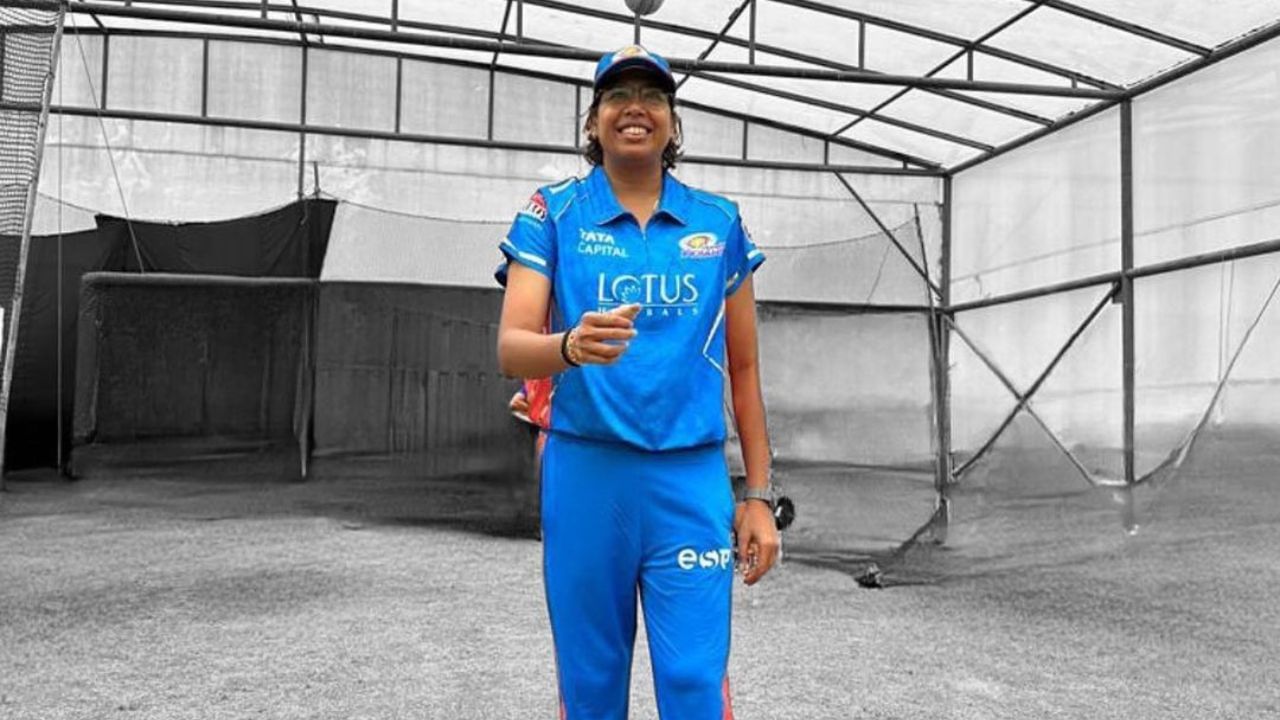  ભારતની ઝુલન ગોસ્વામી હાલમાં વિશ્વની સૌથી ફાસ્ટ બોલર હોવાનું માનવામાં આવે છે. મહિલા ક્રિકેટના ઈતિહાસમાં સૌથી ઝડપી બોલર હજુ પણ કેથરીન છે. ગોસ્વામી વિકેટ લેવામાં તમામ મહિલા ક્રિકેટરોમાં આગળ છે. ઝુલન ગોસ્વામીની બોલની સ્પીડ 128 કિમી કલાક રહી ચૂકી છે.