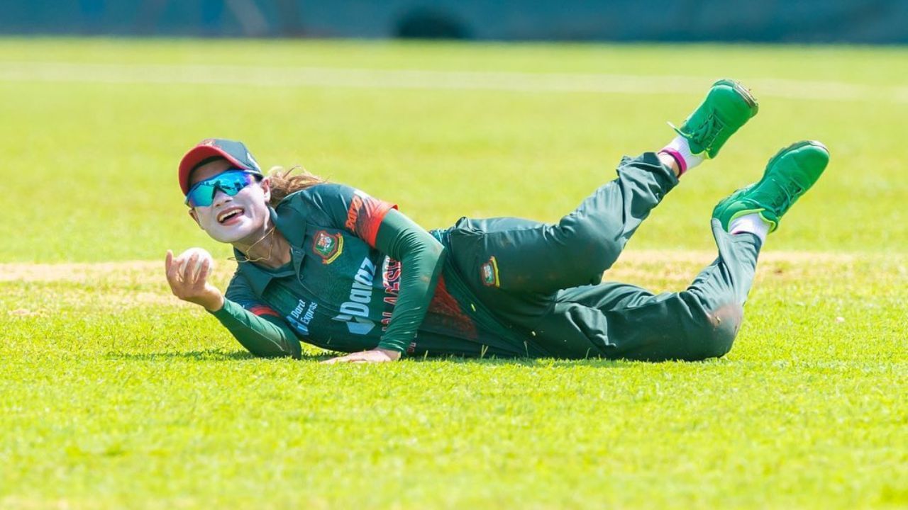  જહાનાનરા આલમે 26 નવેમ્બર, 2011ના રોજ આયર્લેન્ડની મહિલા ક્રિકેટ ટીમ સામે તેની ODIમાં પદાર્પણ કર્યું હતું. તેના બોલની સ્પીડ 118 કિમી કલાક હતી.