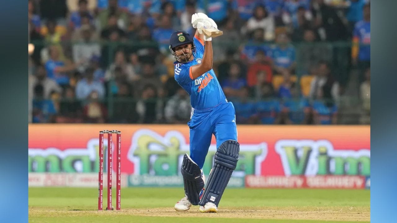 બેટસમેન શ્રેયસ અય્યરે આજે અડધી સદી ફટકારી છે. છેલ્લી ઓવરમાં સિક્સ ફટકારીને શ્રેયસે ફિફટી પૂર્ણ કરી હતી.