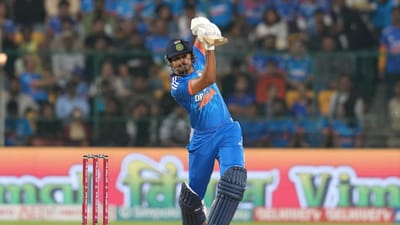 બેંગલૂરૂમાં ઓસ્ટ્રેલિયાને જીતવા 161 રનનો ટાર્ગેટ, શ્રેયસ અય્યરની ફિફ્ટી