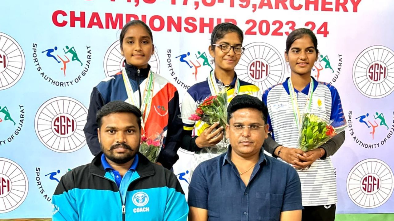 હાપા ગામના આર્થિક રીકતે સંઘર્ષ કરી રહેલા પરિવારમાંથી આવતી શ્વેતાબા રાઠોડ ગોલ્ડ, સિલ્વર અને બ્રોન્ઝ એમ ત્રણેય મેડર હાંસલ કરવામાં સફળ રહી છે. 