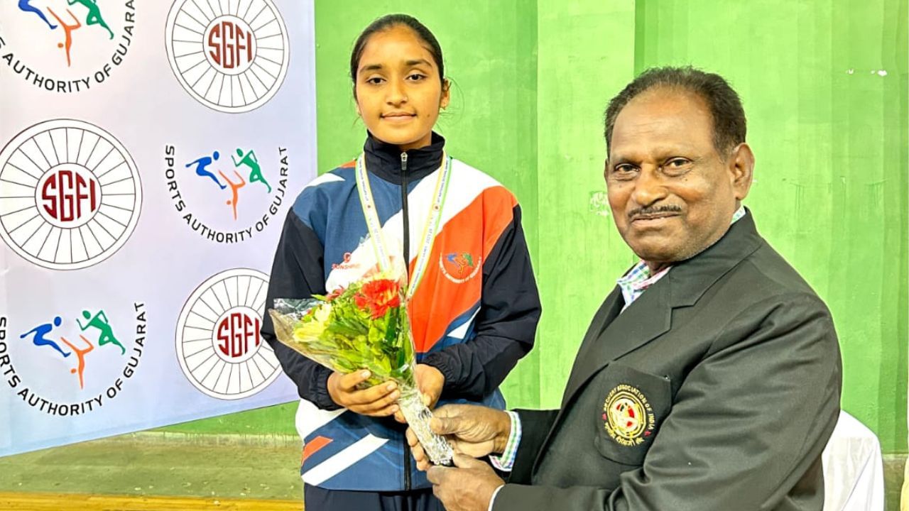 આર્ચરીમાં ત્રણ મેડલ પર નિશાન તાકનારી શ્વેતાબા રાઠોડના પિતા હિંમતનગરની એક કપડાંની દુકાનમાં સેલ્સમેન તરીકે 9 હજાર રુપિયાના પગારમાં નોકરી છે. જ્યારે તેના કૌશલ્યને જોઈ નાનકડા ગામડાએ 1 લાખ રુપિયા ફાળો એકઠો કરીને બેંક એકાઉન્ટમાં જમા કર્યો છે. 4 લાખનું વિદેશી ખરીદવાનું લક્ષ્ય રાખીને આ ફાળો એકઠો કરવામાં આવ્યો છે. તો અન્ય સ્થાનિક આગેવાનો પણ તેના કૌશલ્ય અને ધગશને જોઈ મદદ માટે આગળ આવ્યા છે. 