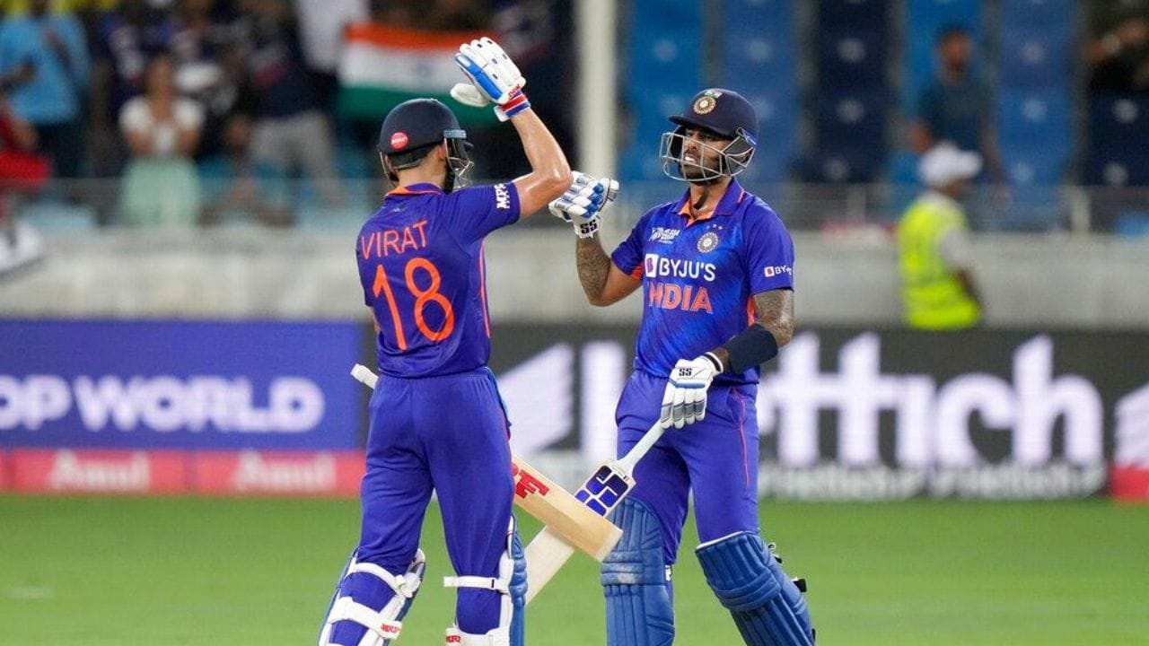  સૂર્યકુમાર યાદવ વિરાટ કોહલીને પાછળ છોડીને ભારત માટે T20 ફોર્મેટમાં સૌથી વધુ સિક્સર ફટકારનારા બેટ્સમેનોની યાદીમાં બીજા સ્થાને પહોંચી ગયો છે.  