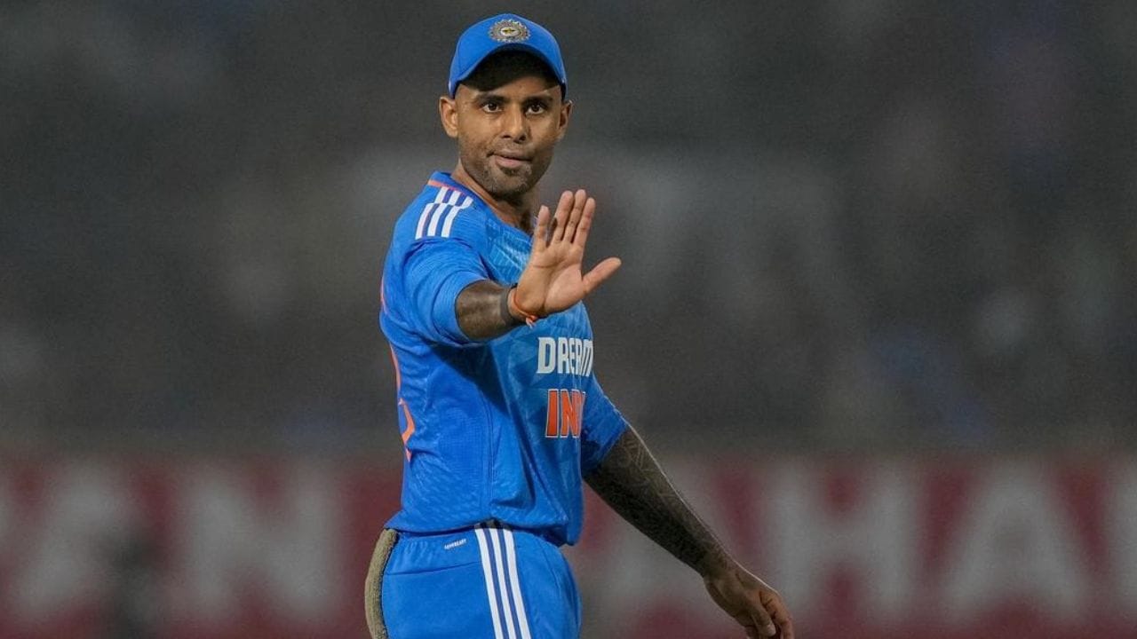 T20માં સૂર્યકુમાર યાદવની દમદાર બેટિંગની સાથે સારી કપ્તાનીના કારણે BCCIએ તેના પર વિશ્વાસ વ્યક્ત કર્યો છે અને સૂર્યાને આફ્રિકા પ્રવાસમાં ટીમની કપ્તાની સોંપી છે. સૂર્યાને T20 ફોર્મેટમાં સતત સારા પ્રદર્શનનું ઈનામ મળ્યું છે. 