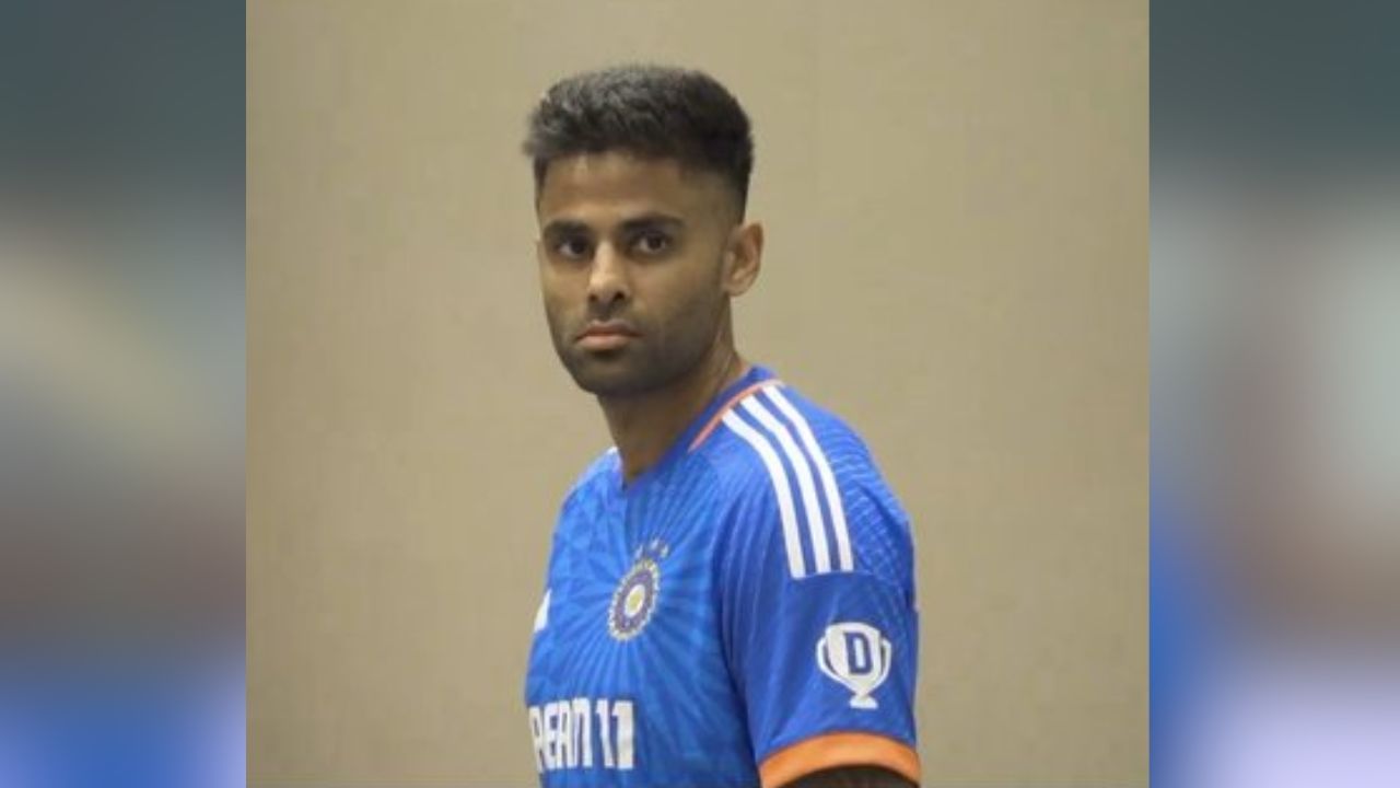 સૂર્યકુમાર યાદવ પહેલો બોલ ડોટ રમ્યો અને બીજા જ બોલ પર તેનો કેચ છૂટ્યો હતો. ત્યારે તે શૂન્ય પર રમી રમ્યો હતો.