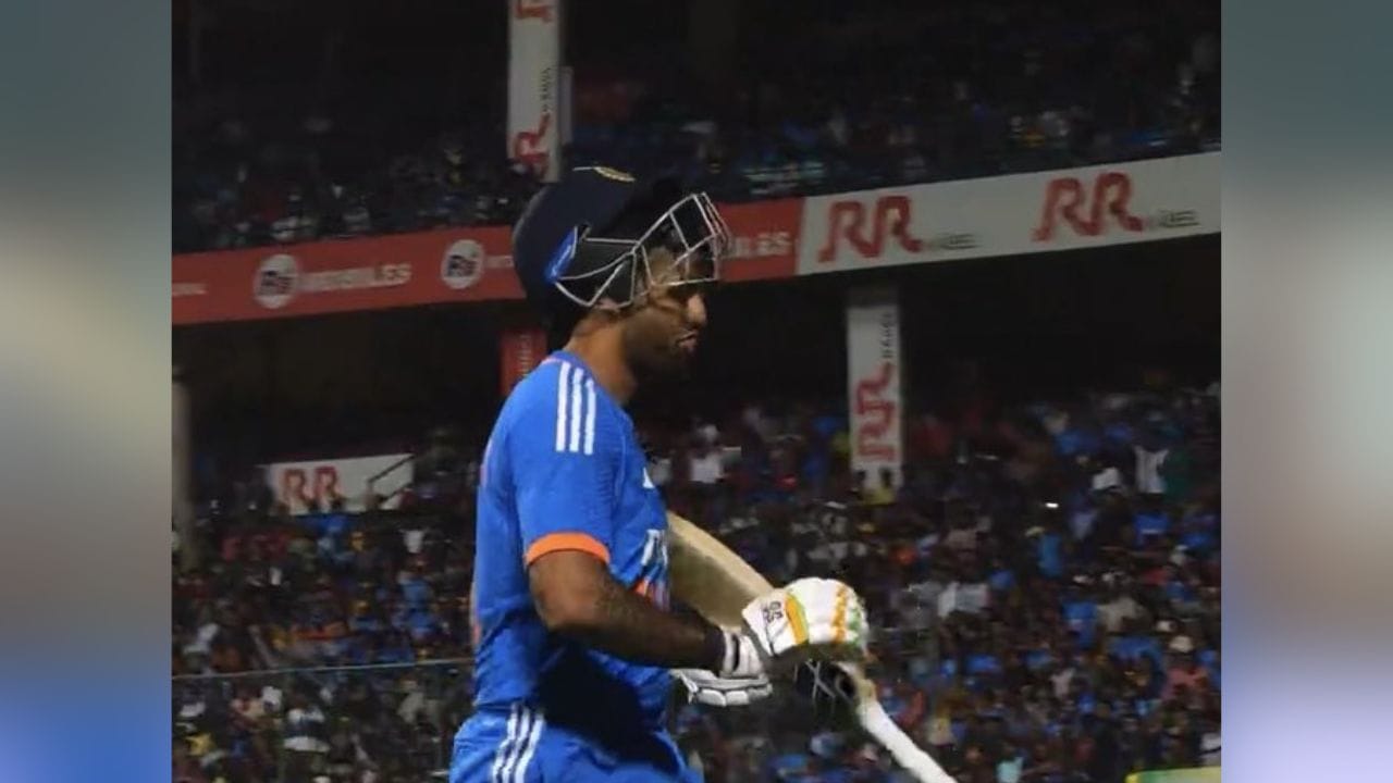 સૂર્યકુમાર યાદવ સાતમી ઓવરના પાંચમા બોલ પર આઉટ થયો હતો. બેન દ્વારશુઈસના બોલ પર બેન મેકડર્મોટે કેચ પકડ્યો હતો. સૂર્યકુમાર સાત બોલમાં માત્ર પાંચ રન બનાવી શક્યો હતો.