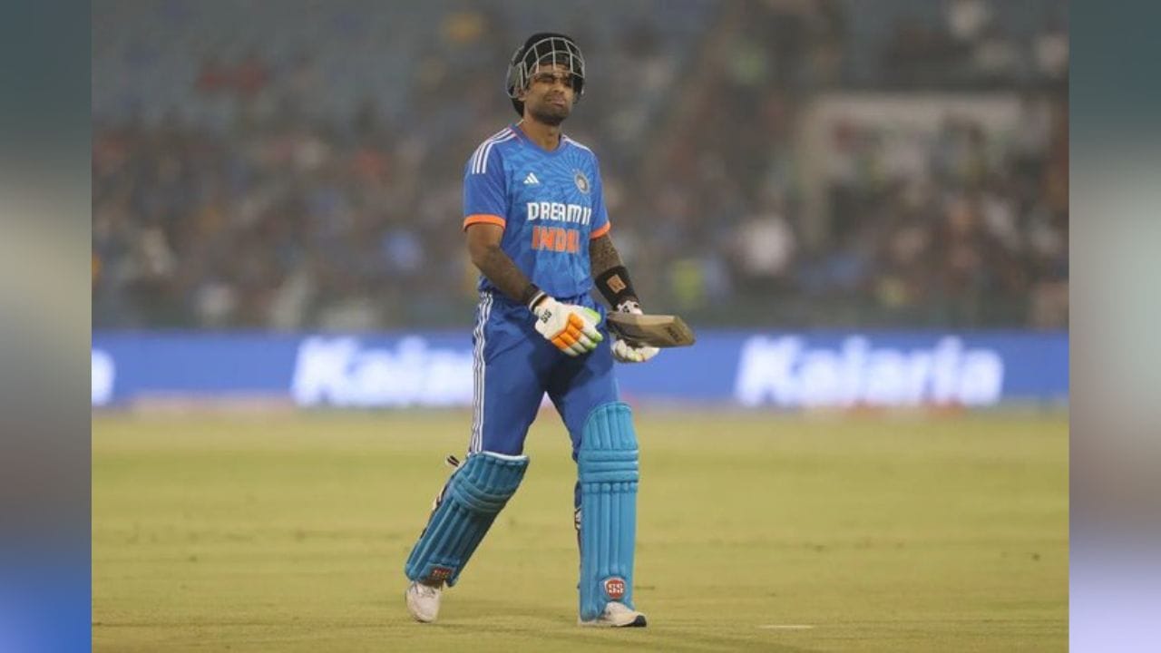 સૂર્યકુમાર યાદવનો આ કેચ બેન મેકડર્મોટે પહેલીવાર છોડ્યો પછી પણ બોલ થોડીવાર હવામાં રહ્યો હતો. પરંતુ તે બીજીવાર પણ કેચ પકડી ના શક્યો. ત્યારબાદ તે જ બોલ પર સૂર્યકુમાર રનઆઉટ થતાં બચ્યો હતો.