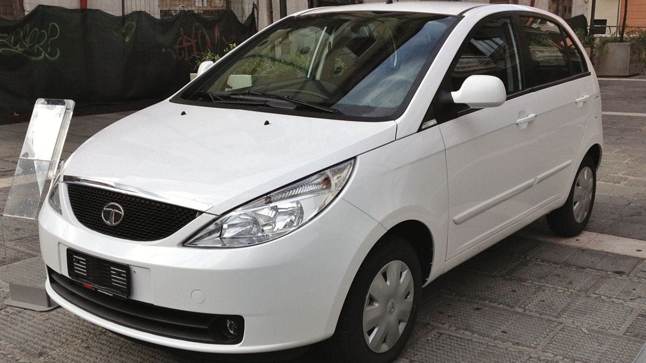 વર્ષ 1998 માં ટાટા મોટર્સની ઈન્ડિકા લોન્ચ થઈ હતી અને તેના ભાવ અંદાજે 3.50 લાખ રૂપિયા હતા. વર્ષ 1999 માં ટાટા મોટર્સના શેરના ભાવ 32.50 રૂપિયા હતા. તેથી તે સમયે કારના બદલે જો શેર લીધા હોય તો કુલ 10,770 શેર આવે. આજે એટલે કે, 5 ડિસેમ્બરના રોજ શેરના ભાવ 708.55 રૂપિયા છે. તેથી 10,770 શેર X 708.55 રૂપિયા = 76,30,538 રૂપિયા થાય છે. તેથી જો કારના બદલે ટાટા મોટર્સના શેર ખરીદ્યા હોય તો આજે તે રકમ લગભગ 76.54 લાખ રૂપિયા થાય છે.