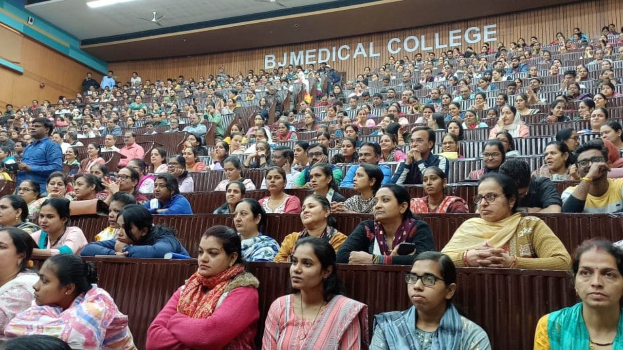 રાજ્યભરના દોઢ લાખથી વધુ શિક્ષકો-અધ્યાપકોને રવિવારે સીપીઆરની તાલીમ આપવામાં આવી. જેમાં રાજ્યની તમામ મેડિકલ કોલેજ માં આ કાર્યક્રમ કરવામાં આવ્યો. અમદાવાદમાં 7 મેડિકલ કોલેજ-બી.જે. મેડિકલ, જીસીએસ, સોલા સિવિલ, એનએચએલ કોલેજ, એમ. કે. શાહ મેડિકલ કોલેજ, નરેન્દ્ર મોદી મેડિકલ કોલેજમાં અને 300થી વધુ સ્કૂલોમાં શિક્ષકોને બપોરે 2થી સાંજે 5 વાગ્યા સુધી એક સાથે એક જ દિવસે સીપીઆરની તાલીમ આપવામાં આવી.