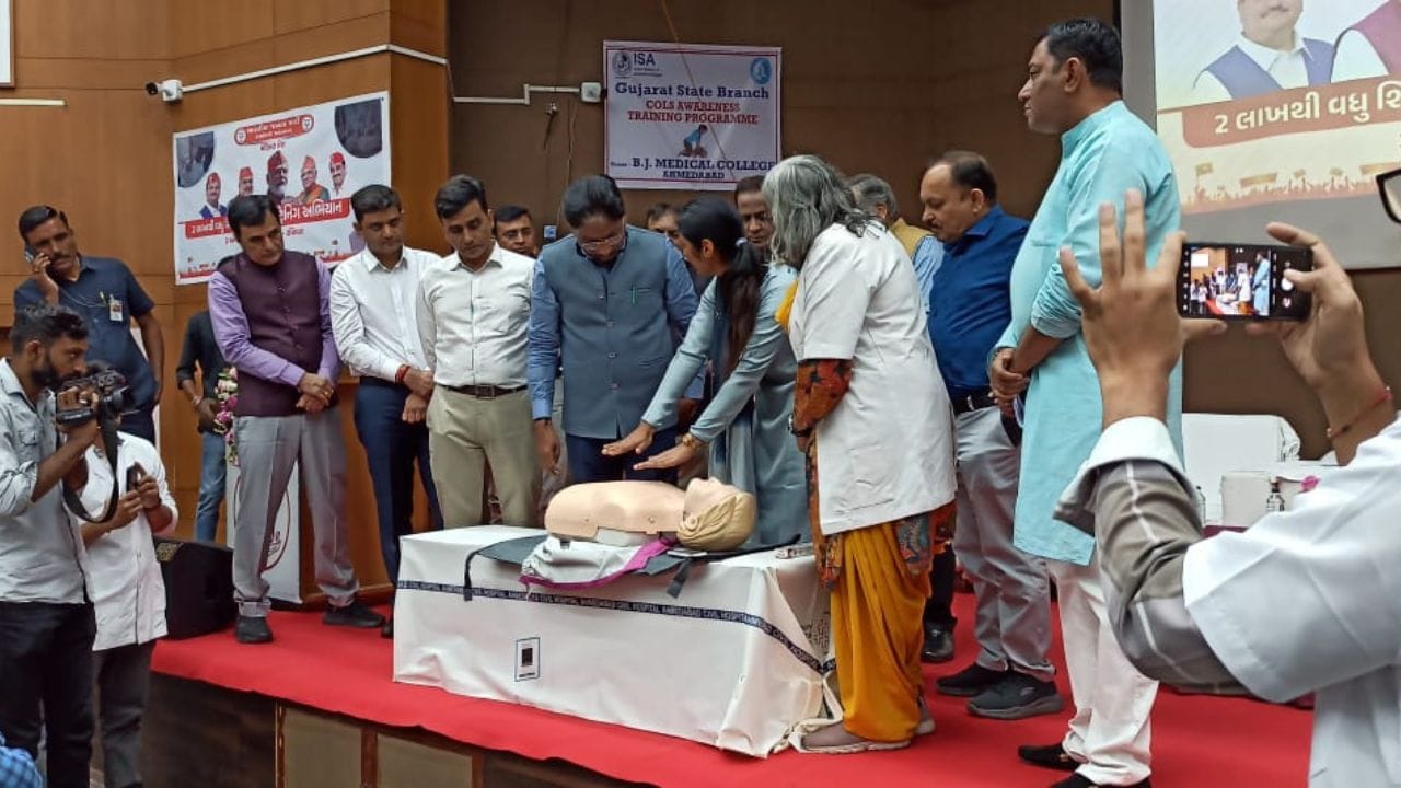 રકારે અગાઉ જાહેરાત કરી હતી કે, અલગ અલગ તબક્કામાં તમામ સ્કૂલોમાં શિક્ષકોને સીપીઆરની તાલીમ આપવામાં આવશે. આ બાબતને ધ્યાન પર રાખી રવિવારે સીપીઆરની તાલીમનો પહેલો તબક્કો યોજવામાં આવ્યો. હવે બીજા તબક્કામાં બાકી રહી ગયેલા શિક્ષકોને પણ તાલીમ અપાશે. જેનો હેતુ ઈમર્જન્સીની પરિસ્થિતિમાં શિક્ષક પણ સીપીઆર આપીને કોઈપણ વ્યક્તિનો જીવ બચાવી શકાશે