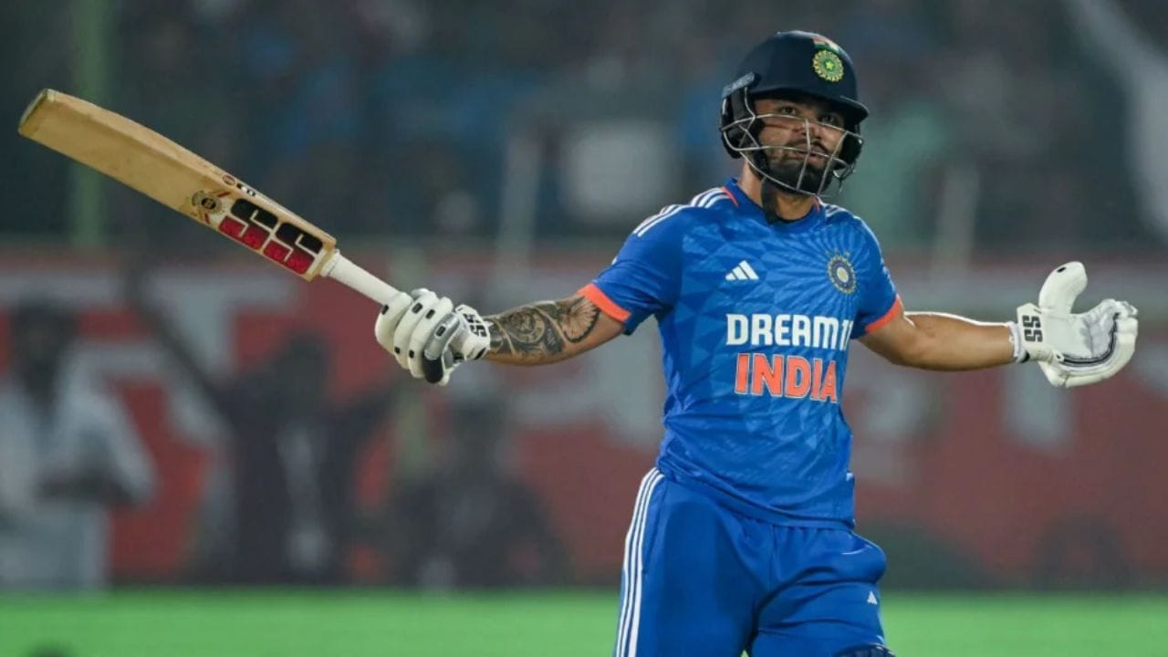 રિંકુ સિંહ: ભારતીય ટીમના નવા મેચ ફિનિશર તરીકે રિંકુ સિંહે પોતાની આગવી ઓળખ ઊભી કરી દીધી છે. ક્રિકેટના સૌથી ટૂંક ફોર્મેટમાં અંતિમ ઓવરોમાં રન બનાવવા મામલે તે સૌથી આધારભૂત અને ખતરનાક બેટ્સમેન સાબિત થયો છે. રિંકુ સિંહનું સ્થાન વર્લ્ડ કપ માટેની ટીમમાં લગભગ નક્કી જ છે. 