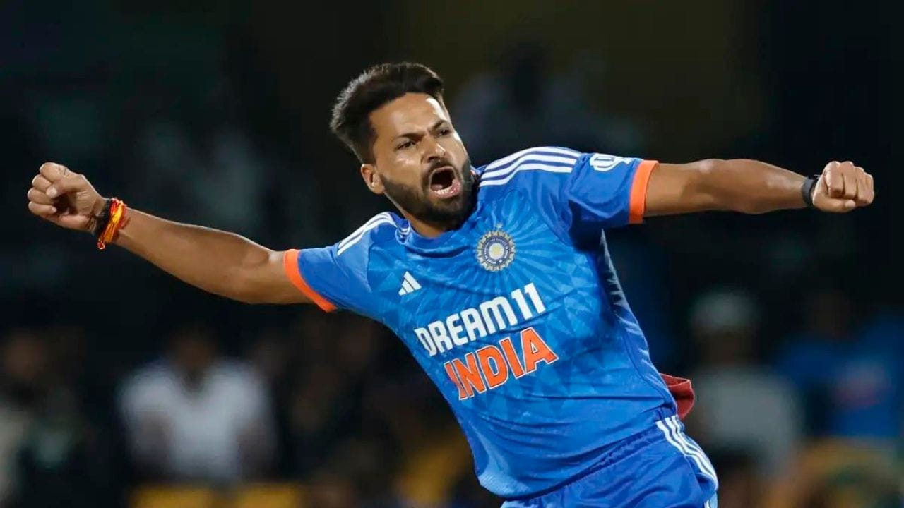 મુકેશ કુમાર: આ ફાસ્ટ બોલરે ઓસ્ટ્રેલિયા સામે પોતાની બોલિંગથી બધાનું ધ્યાન ખેંચ્યું છે. મીડિયમ પેસ પર સારા યોર્કર ફેંકવાની તેની પાસે ક્ષમતા છે. તેની ઈકોનોમી અન્ય બોલરોની સરખામણીમાં ખૂબ જ સારી છે અને મુશ્કેલ પરિસ્થિતિમાં સારી બોલિંગ કરવાની તેનામાં ક્ષમતા છે. મુકેશે T20 વર્લ્ડ કપ માટે પોતાની દાવેદારી નોંધાવી છે. 