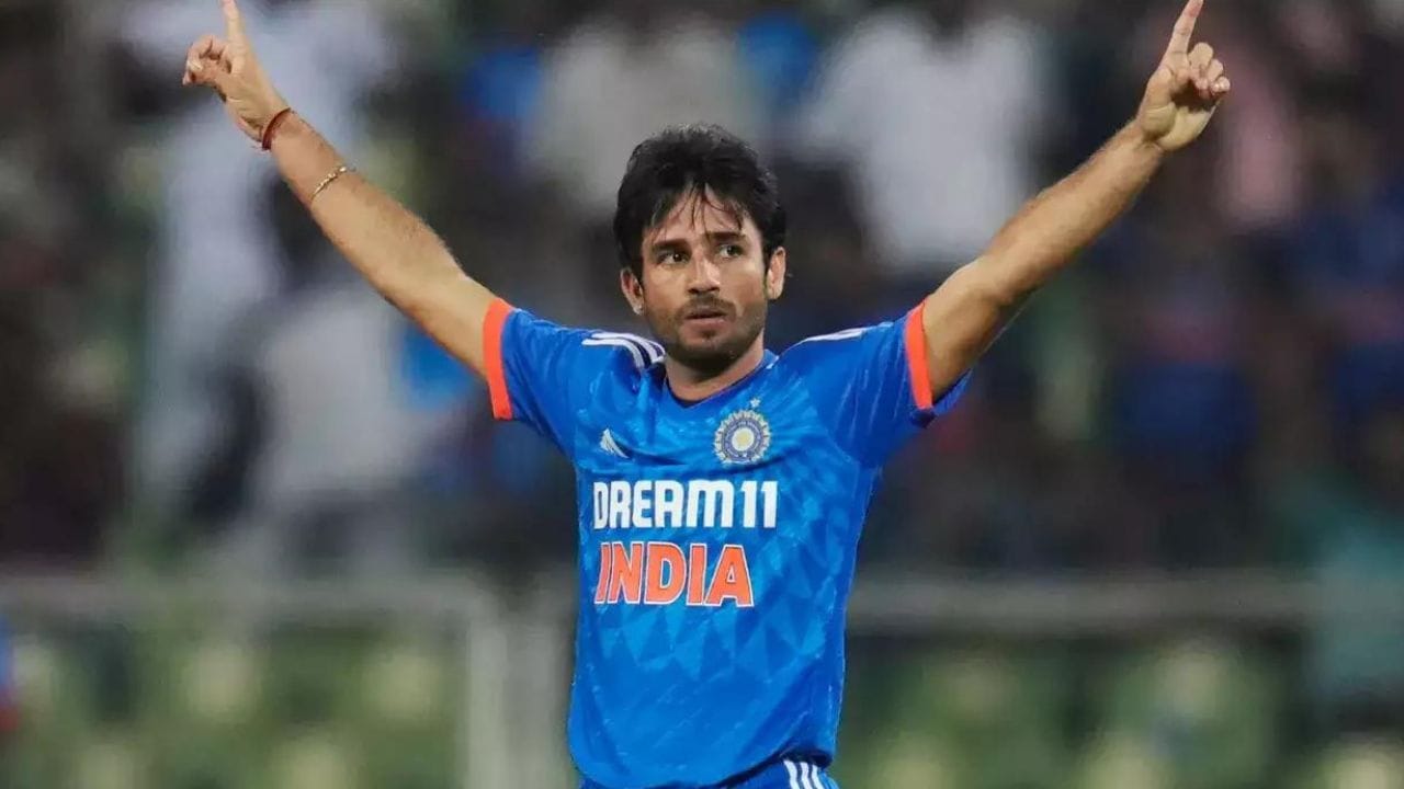 રવિ બિશ્નોઈ: T20 સીરિઝમાં સૌથી વધુ વિકેટ લઈ પ્લેયર ઓફ ધ સીરિઝ બનેલ રવિ બિશ્નોઈ ભારતીય સ્પિન બોલિંગનું ભવિષ્ય છે. તેની વિકેટ લેવાની ક્ષમતાએ બધાને પ્રભાવિત કર્યા છે. તે પેસ સાથે સ્પિન બોલિંગ કરી બેટ્સમેનોને ફસાવવામાં એક્સપર્ટ છે. આ સીરિઝ બાદ વર્લ્ડ કપ માટેની ટીમમાં રવિ બિશ્નોઈનું સ્થાન લગભગ નક્કી થઈ ગયું છે. 