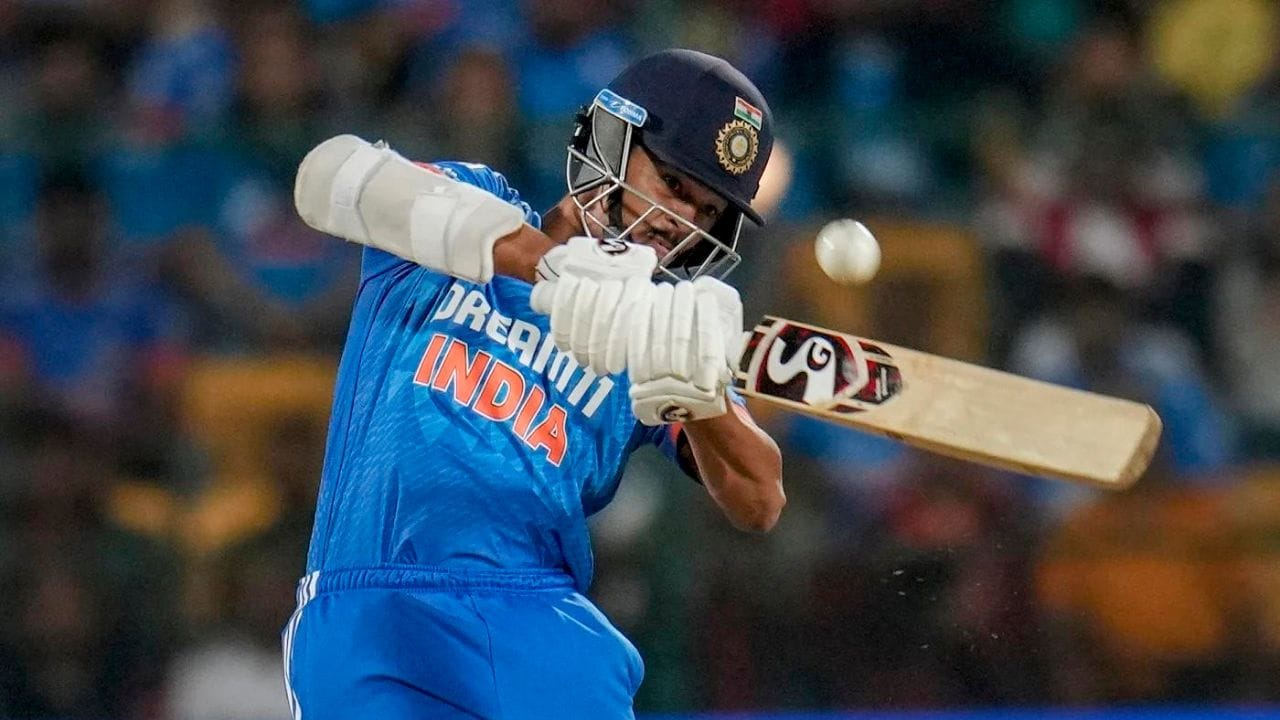 યશસ્વી જયસ્વાલ: અન્ય બેટ્સમેનોની સરખામણીમાં આ બેટ્સમેન ભલે ફ્લોપ સાબિત થયો હોય, પરંતુ ભારતને આક્રમક શરૂઆત આપવામાં તેનો મોટો હાથ છે. સાથે જ તે લાંબા શોટ રમી શકે છે અને શરૂઆતની ઓવરોમાં જ સામેની ટીમ પર દબાણ લાવી શકે છે. વર્લ્ડ કપમાં તેણે ઓપનરના ઓપ્શન તરીકે પોતાની દાવેદારી નોંધાવી છે.  