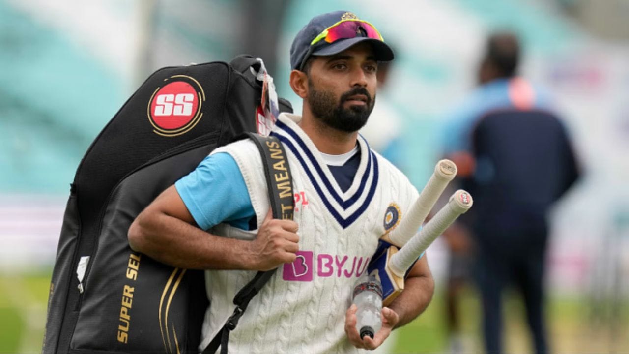 રહાણે અને પુજારા ખૂબ જ લાંબા સમયથી ટૂંકા ફોર્મેટથી પણ દૂર છે, એવામાં ટેસ્ટ મેચો આંતરરાષ્ટ્રીય સ્તરે ભારત તરફથી રમવા માટે તેની પાસે એકમાત્ર વિકલ્પ હતો. બંનેના ખરાબ પ્રદર્શન સિવાય તેમની વધતી ઉંમર પણ સિલેક્શનમાં આડે આવી છે. એવામાં હવે તેમના કમબેક કરવાના ચાન્સ પણ ઘટી ગયા છે અને તેમનું કરિયર લગભગ સમાપ્ત થઈ ગયું છે એવું માનવામાં આવી રહ્યું છે. 