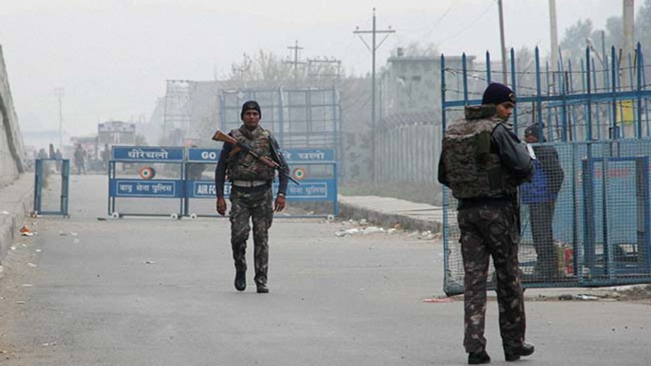 पाकिस्तान में पुलिस मुख्यालय और चेक पोस्ट पर आतंकी हमला, 3 से ज्यादा लोगों की मौत - गुजराती समाचार | पाकिस्तान में पुलिस मुख्यालय और चेक पोस्ट पर आतंकवादी हमला - पाकिस्तान में पुलिस मुख्यालय और चेक पोस्ट पर आतंकवादी हमला ...